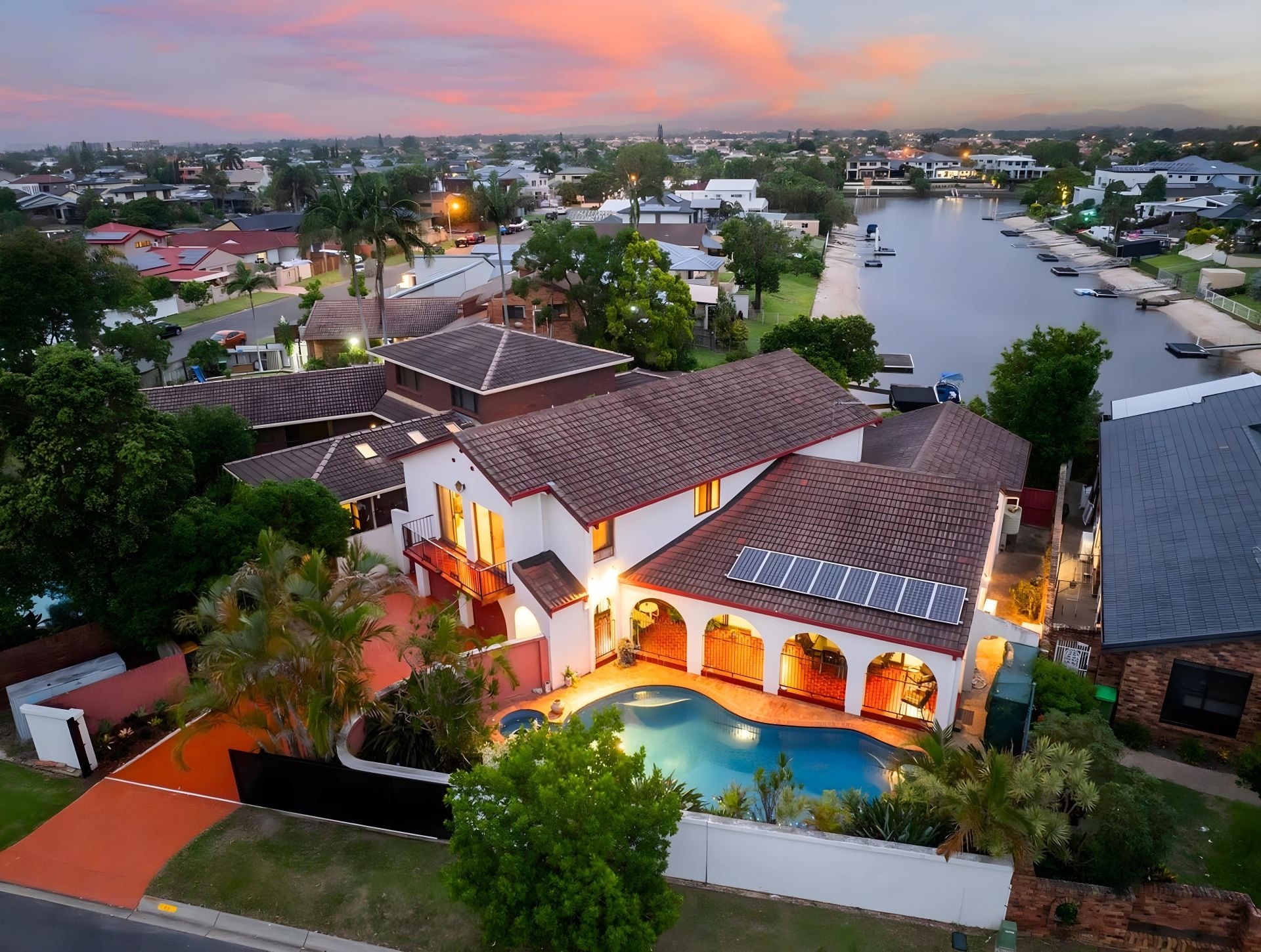 $ 2,000,000, Benowa Waters - Thumbnail 2