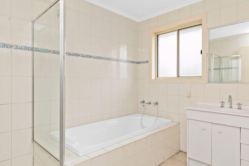 2/11 Mackey Street, Lalor