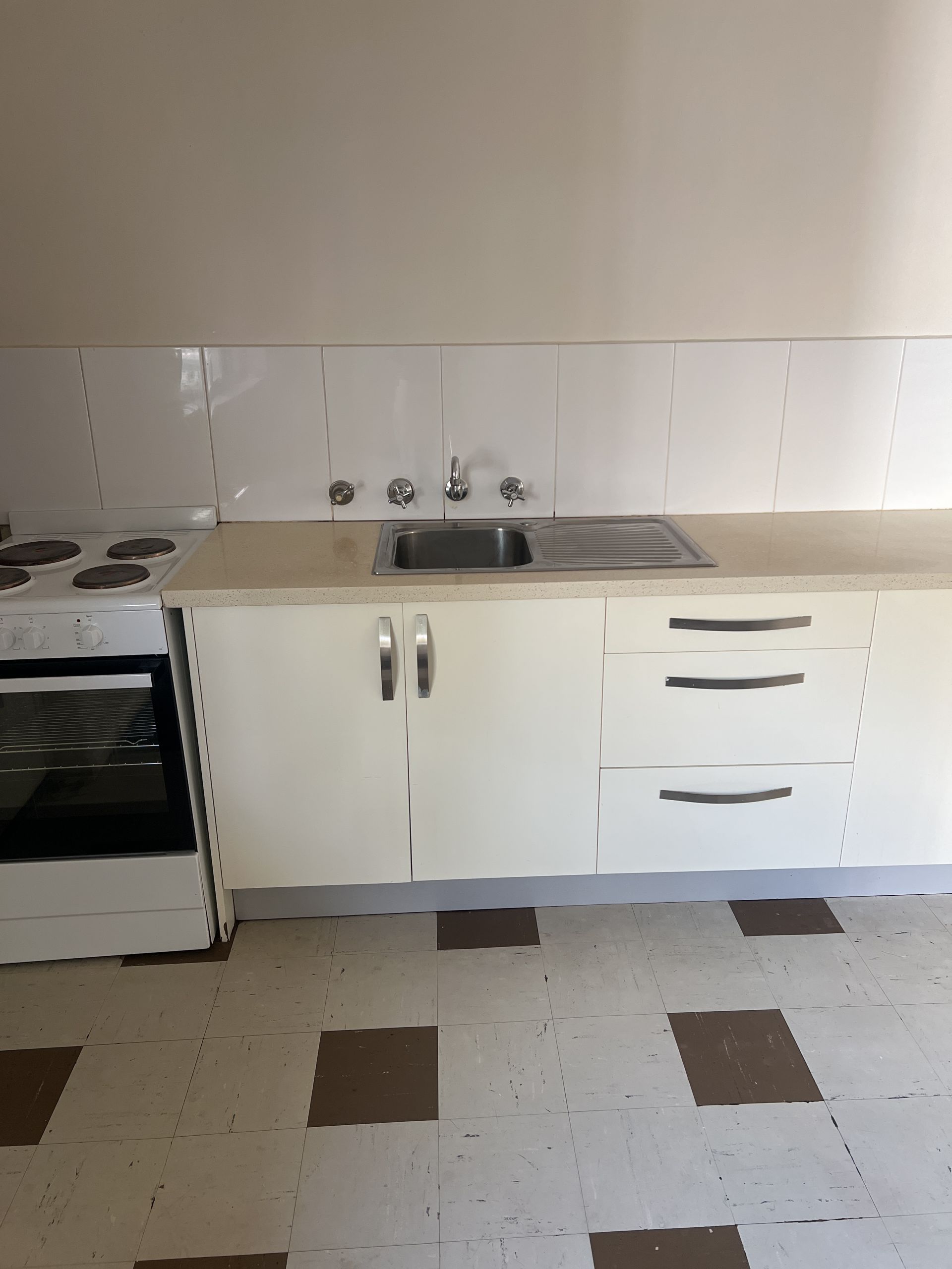 Spacious One Bedroom Ground Floor Apartment in Collingwood!