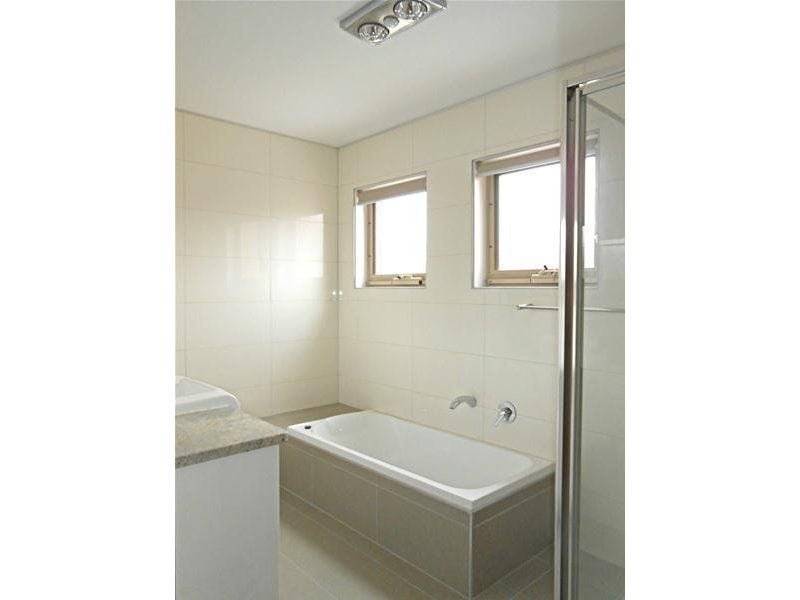 STYLISH TOWNHOUSE IN GREAT LOCATION
