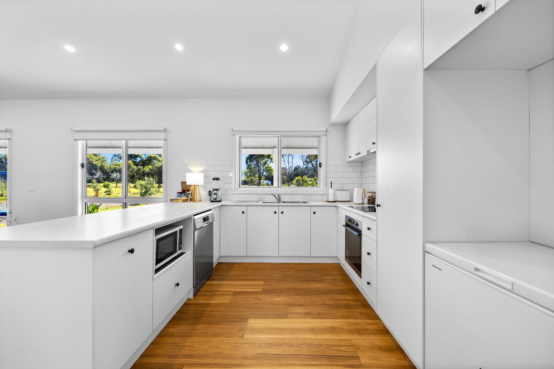2.5 Acres! 3BRS+2 Living, stunning outlook, Warrenheip - Thumbnail 5