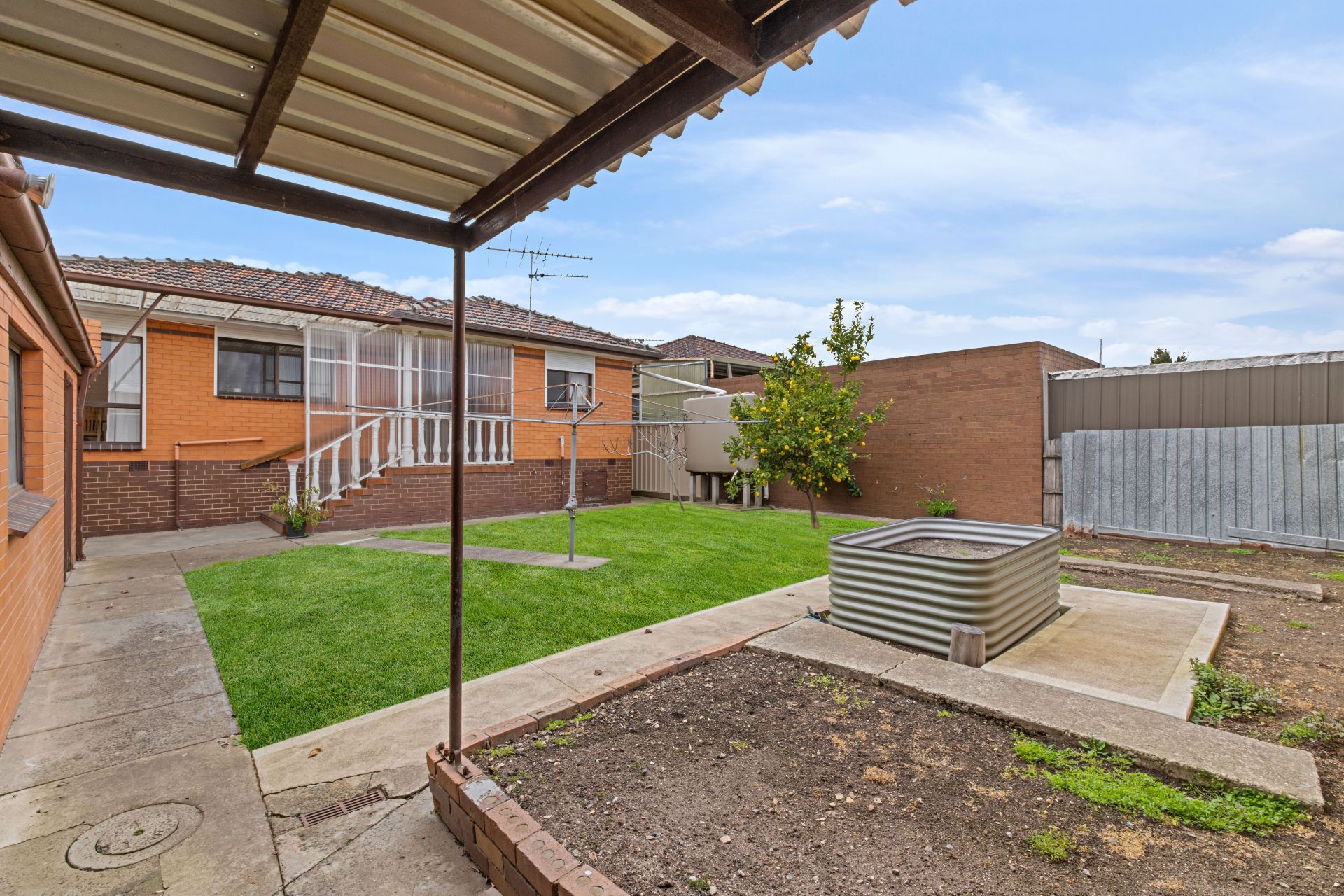 Charming Family Home with Outdoor Extras in Prime Thomastown Location!