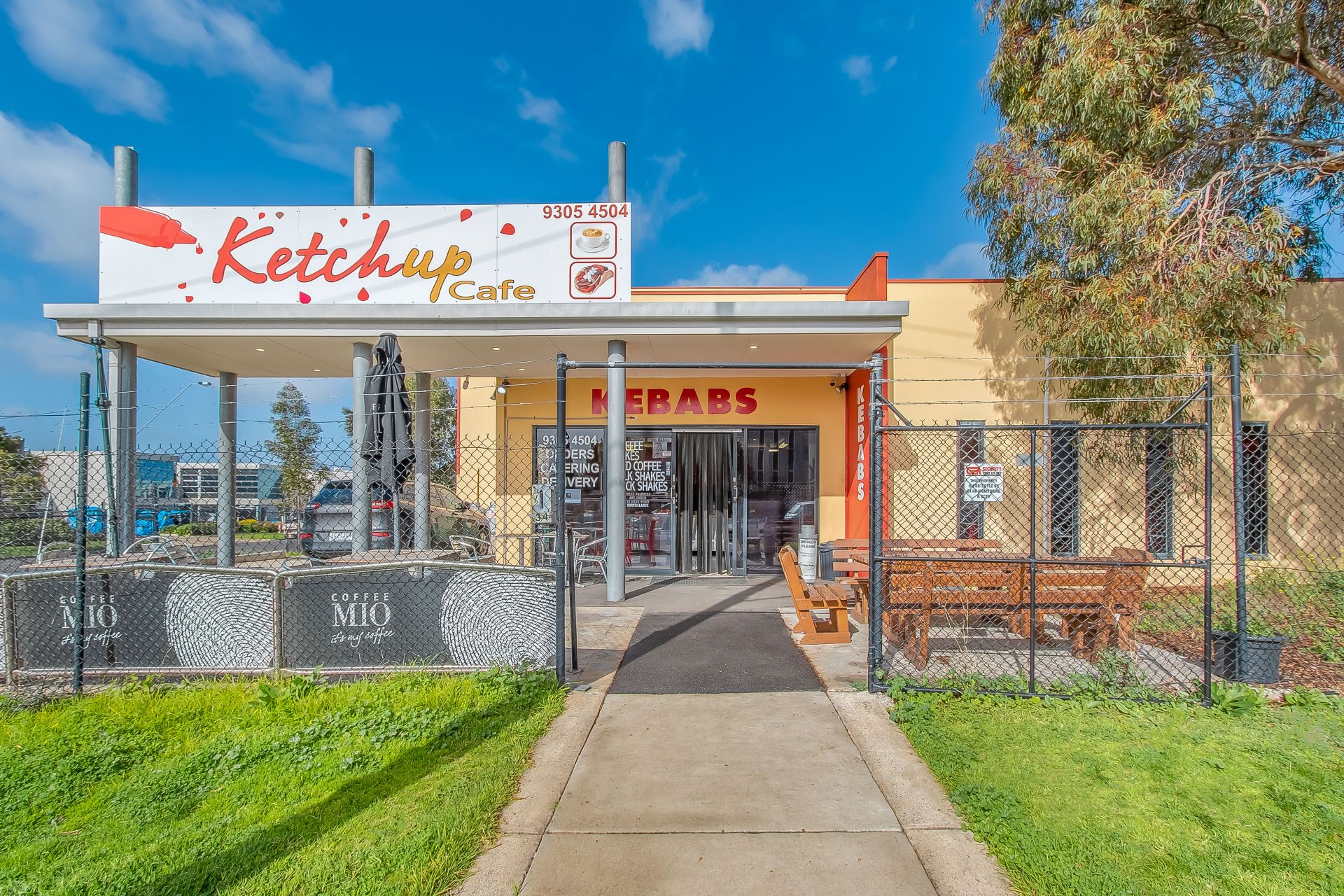 CAFE ON PROMINENT CORNER