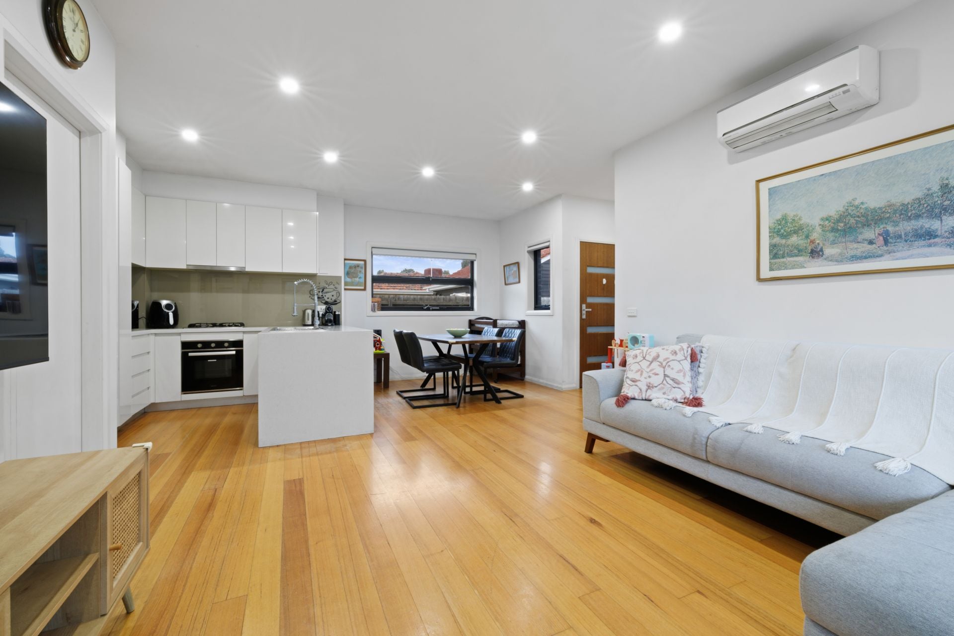 Modern Townhome For Lease