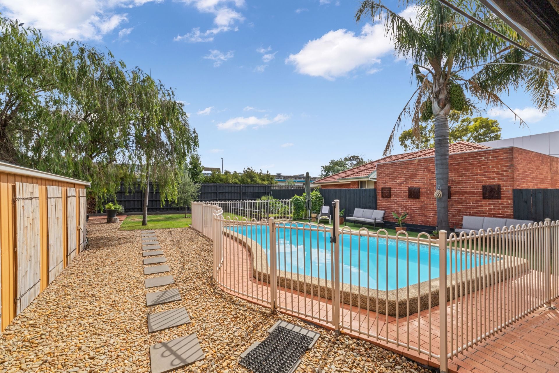 Resort Oasis Living Just Five Minutes Walk To Lalor Shops