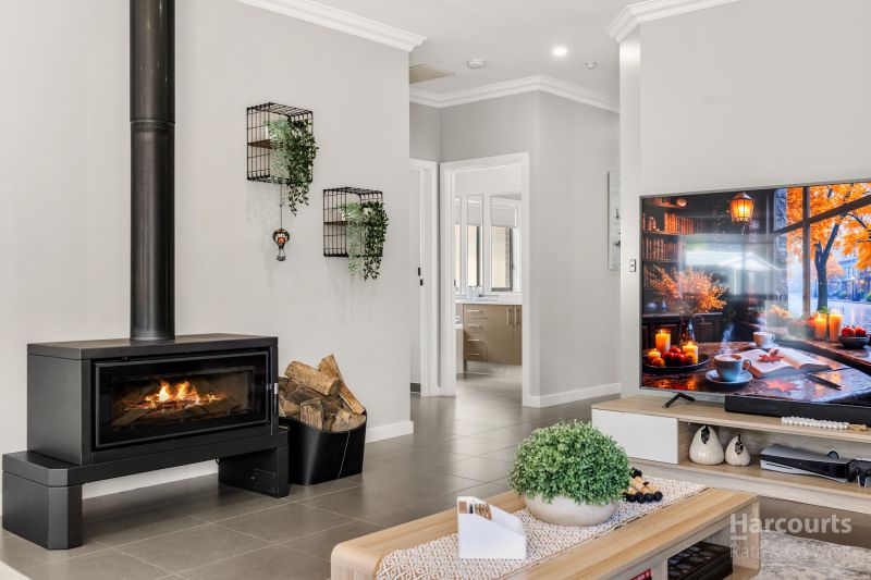 8 Mount Way, Caroline Springs