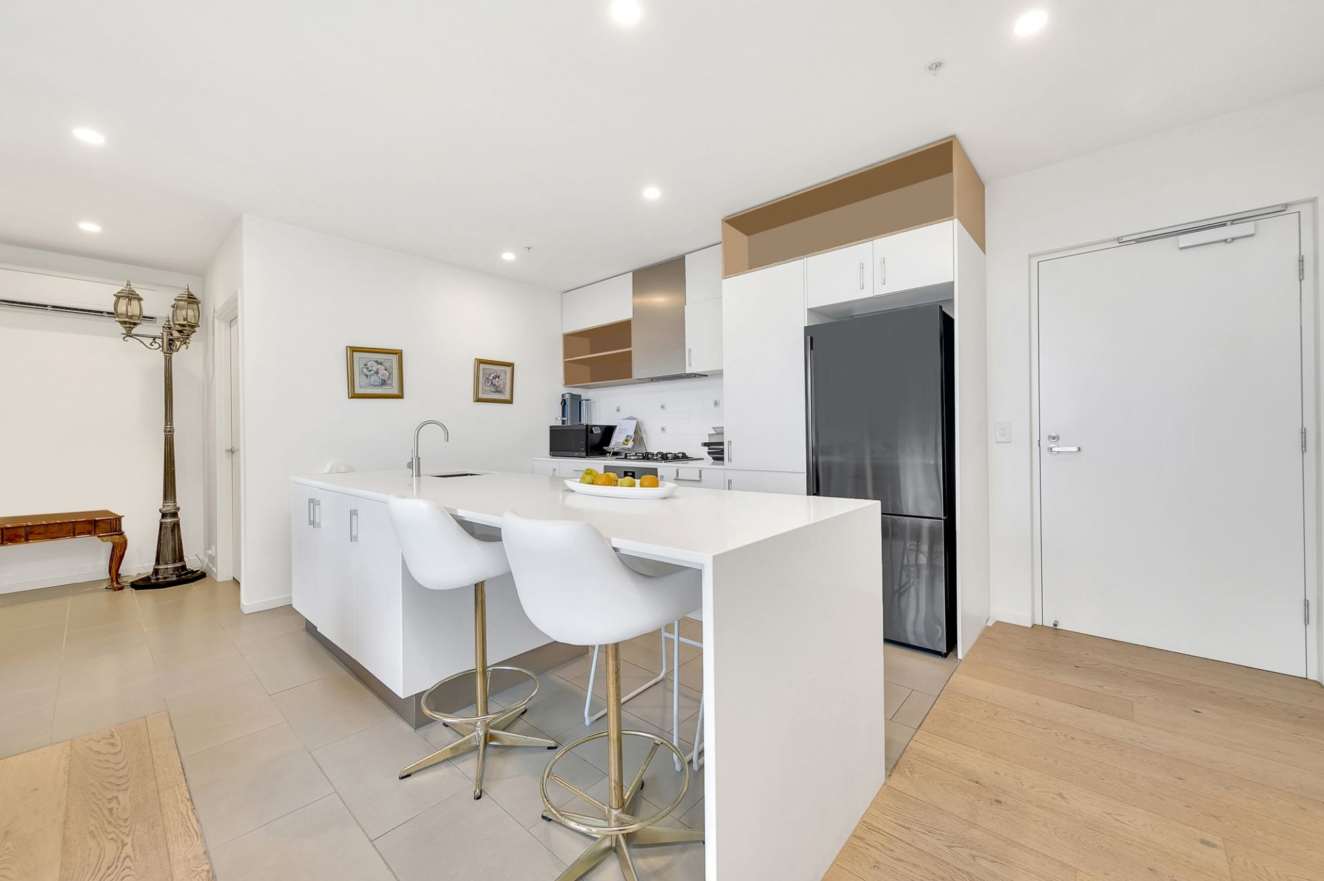 TOP FLOOR WITH CITY VIEWS