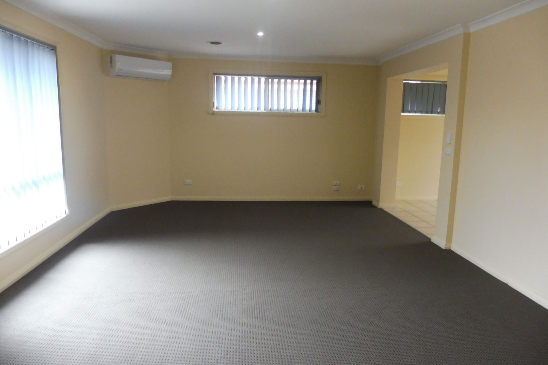LOCATED CLOSE TO THOMASTOWN STATION