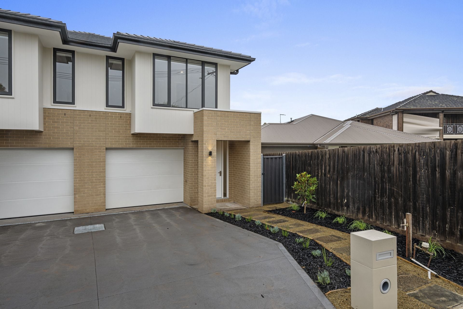 CONTEMPORARY COMFORT MEETS CONVENIENCE