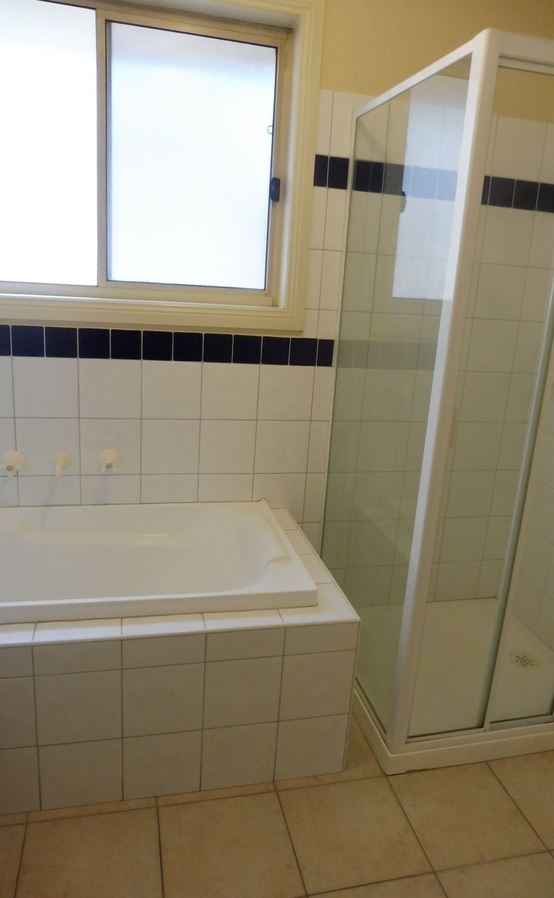LOCATED CLOSE TO THOMASTOWN STATION