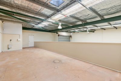 TIDY OFFICE/WAREHOUSE IN EAST BRISBANE WITH 6 CARS!