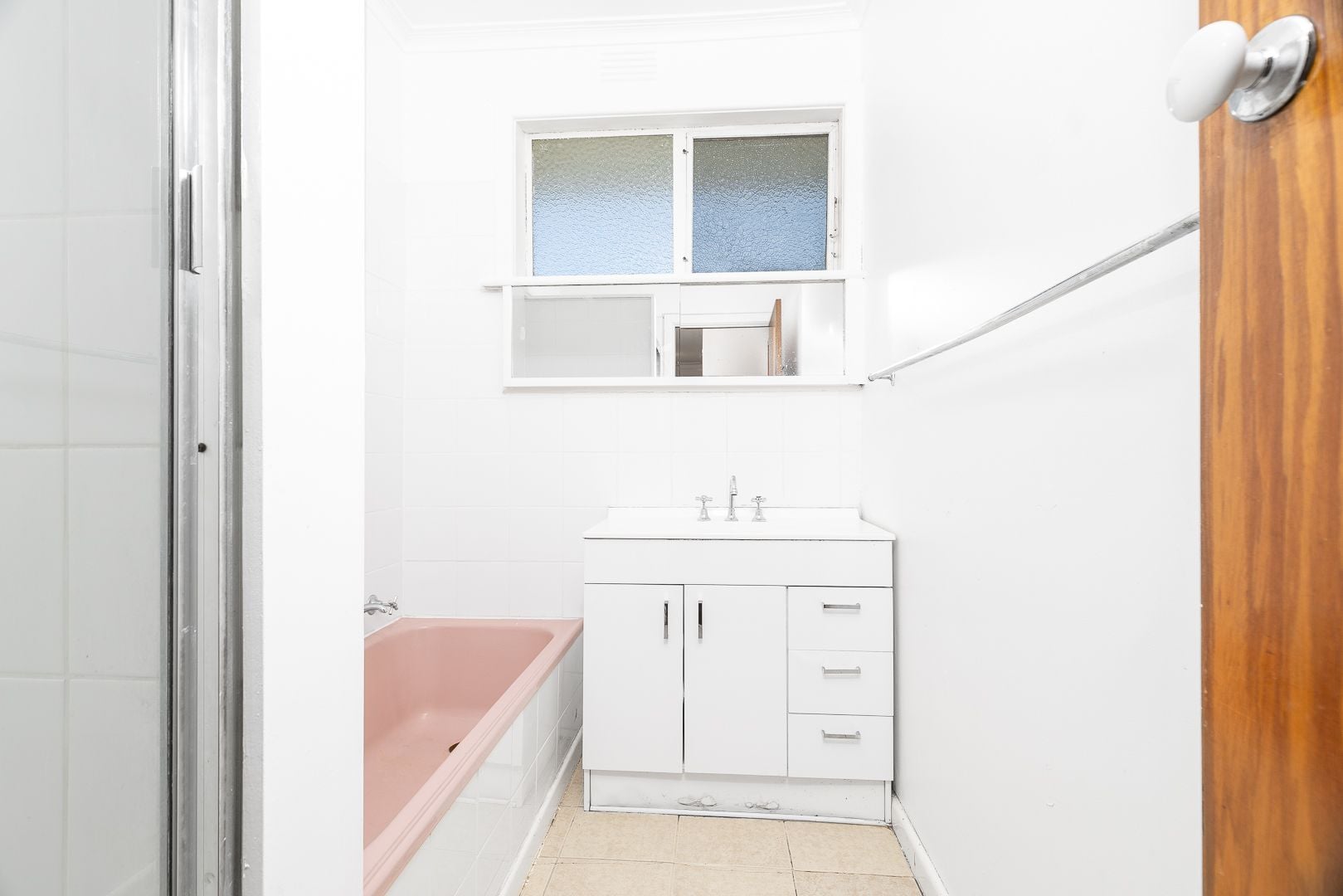 NESTLES CENTRALLY IN THOMASTOWN!