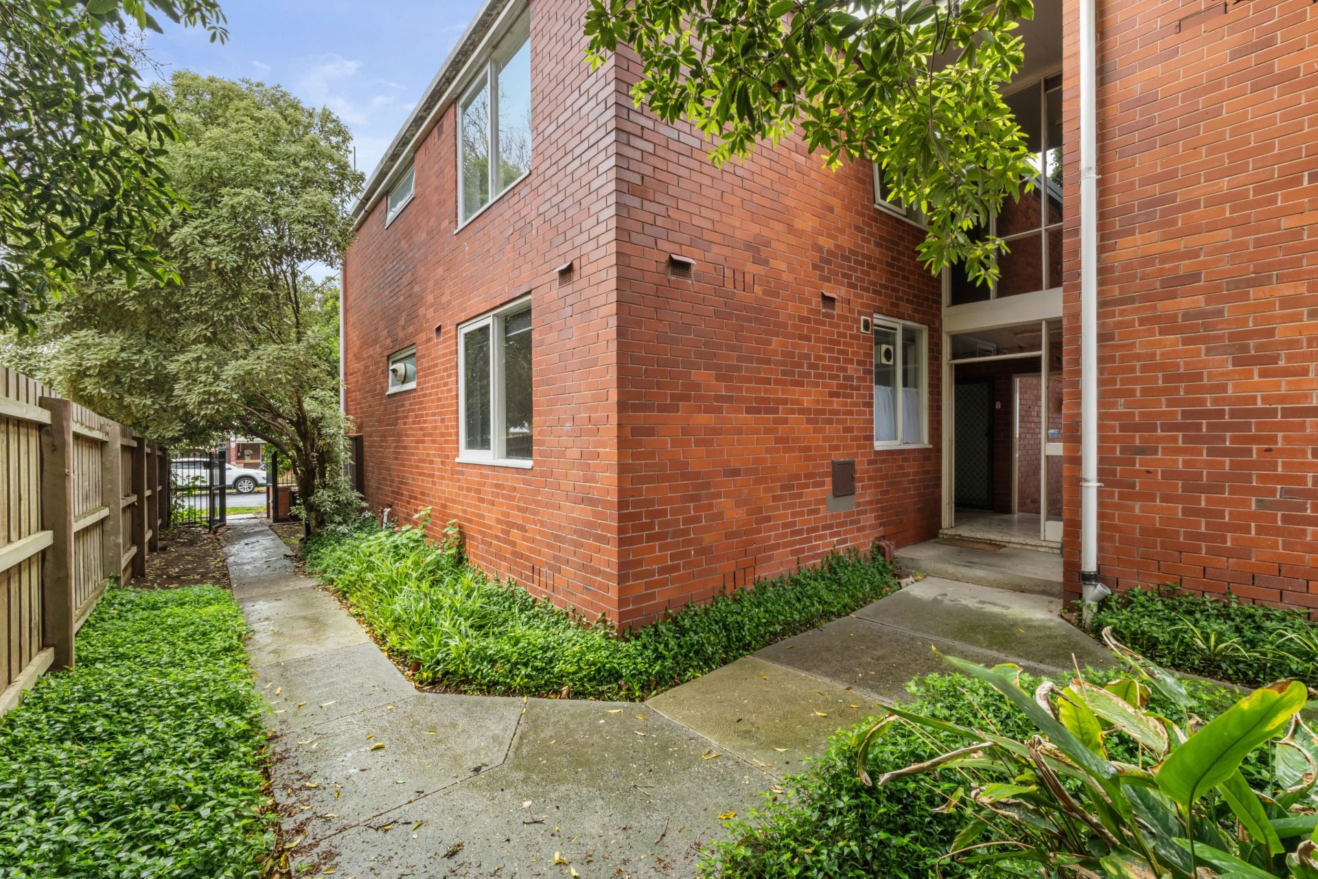 Northcote Unit in an Amazing Location!
