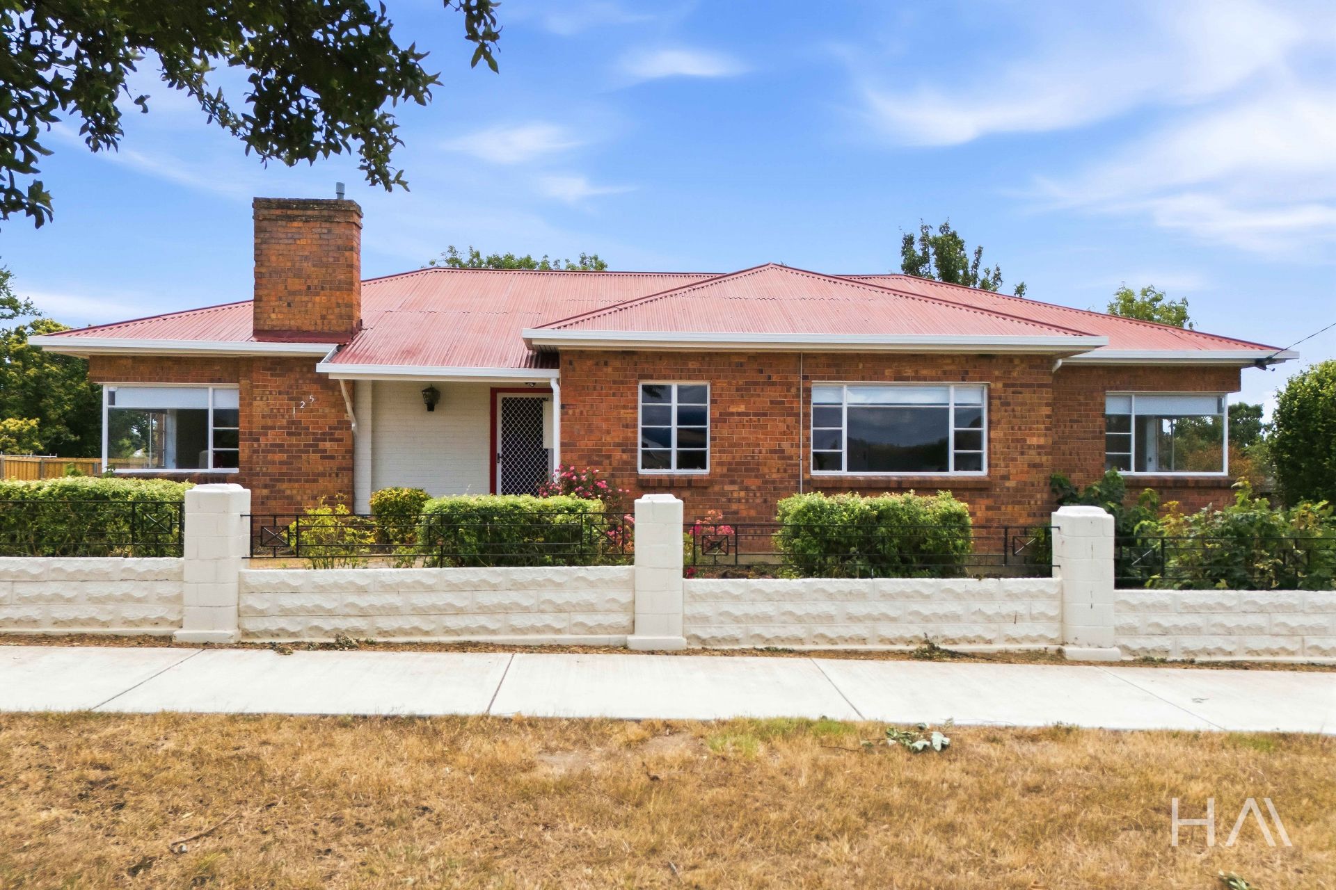 125 Dexter Street Westbury, Westbury - Thumbnail 2