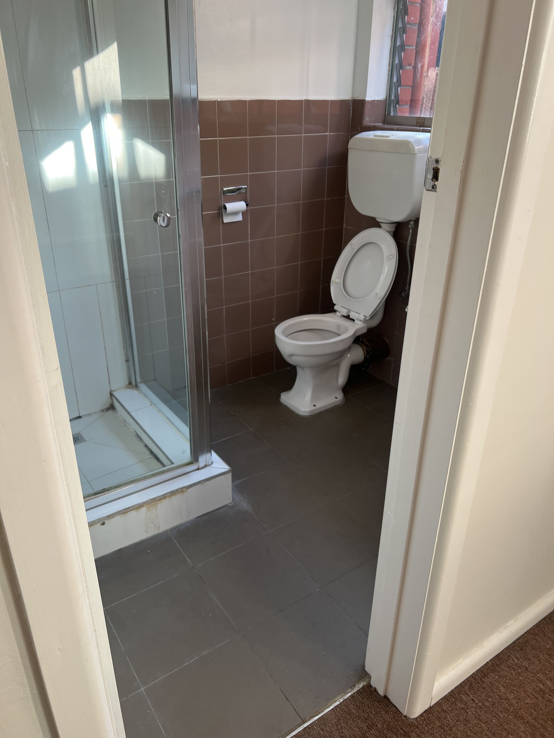 Spacious One Bedroom Ground Floor Apartment in Collingwood!