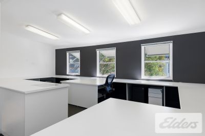 STYLISH WORKERS COTTAGE WITH 6 CARS!