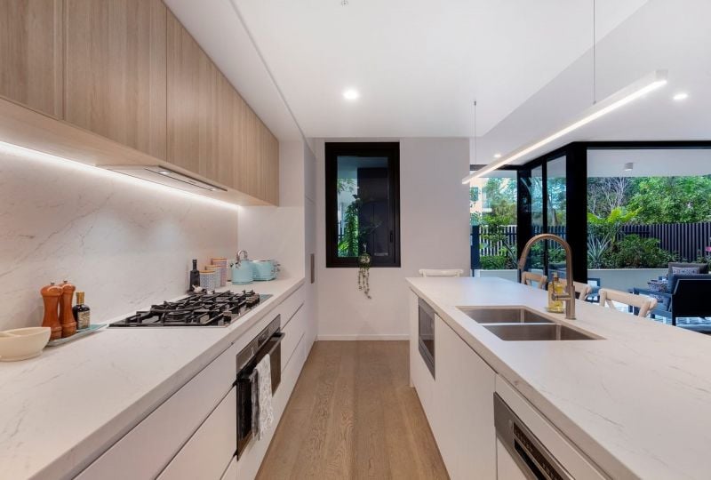2/25 Woodroffe Avenue, Main Beach - Thumbnail 3