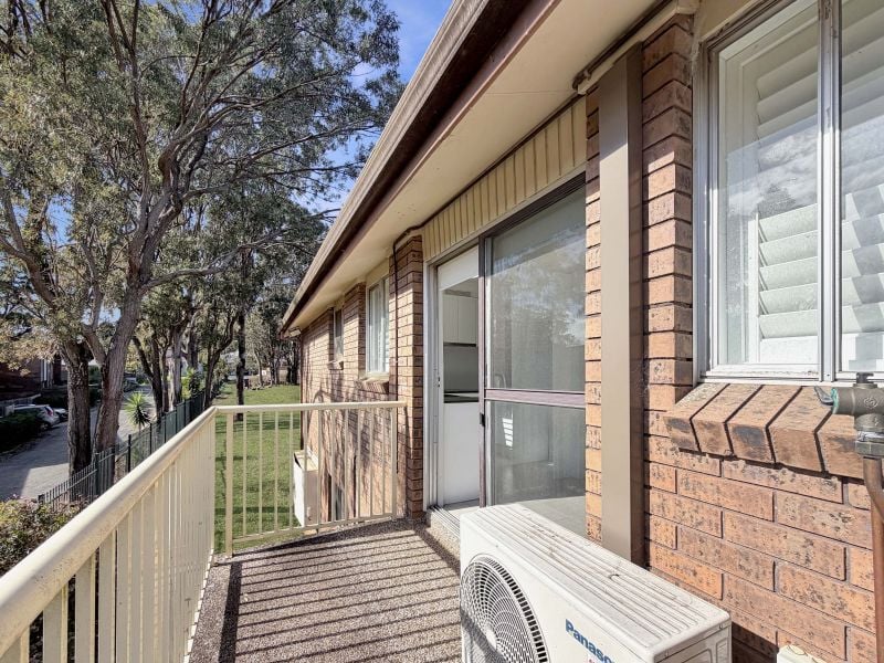 Renovated & Light-Filled Unit in an Ultra-Convenient Location