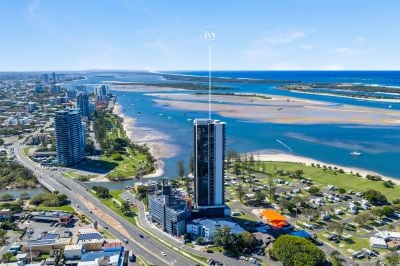 Prime Modern Living Overlooking the Broadwater
