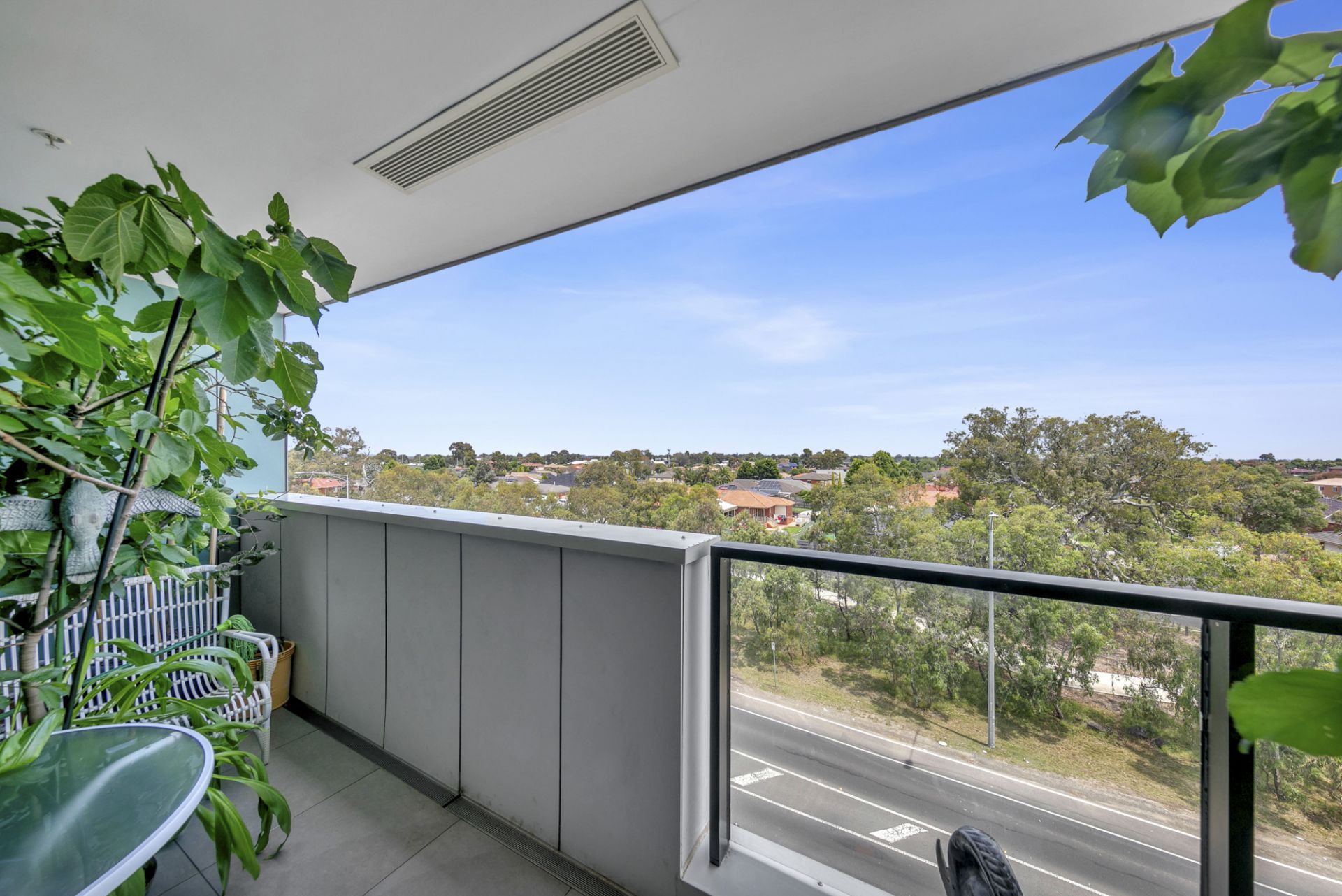 TOP FLOOR WITH CITY VIEWS