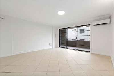 EXECUTIVE ONE BEDROOM RESIDENCE LOCATED ACROSS FROM LEAFY SYDNEY PARK