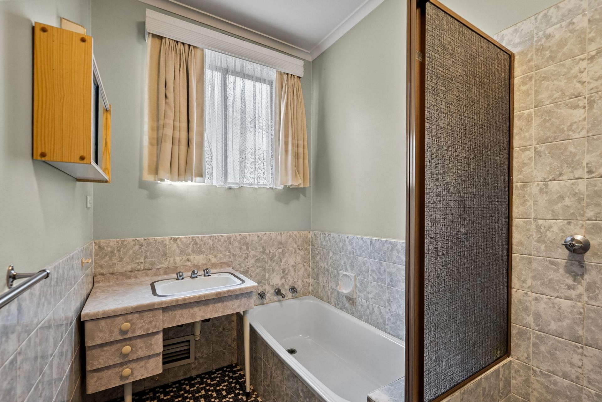 2 HOMES IN ONE ( 2 INCOMES $$$$ )
or SELF-CONTAINED IN-LAW ACCOMMODATION 
or A 5 BEDROOM HOME WITH ROOM FOR ALL