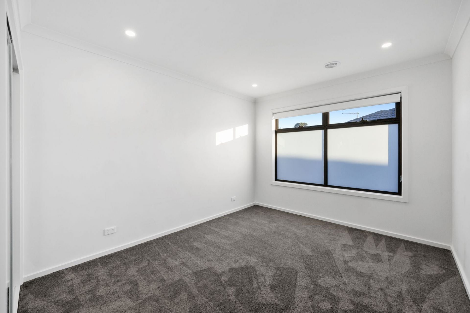 STYLISH 2 BEDDER WITH OPEN STUDY & 2 BATHROOMS