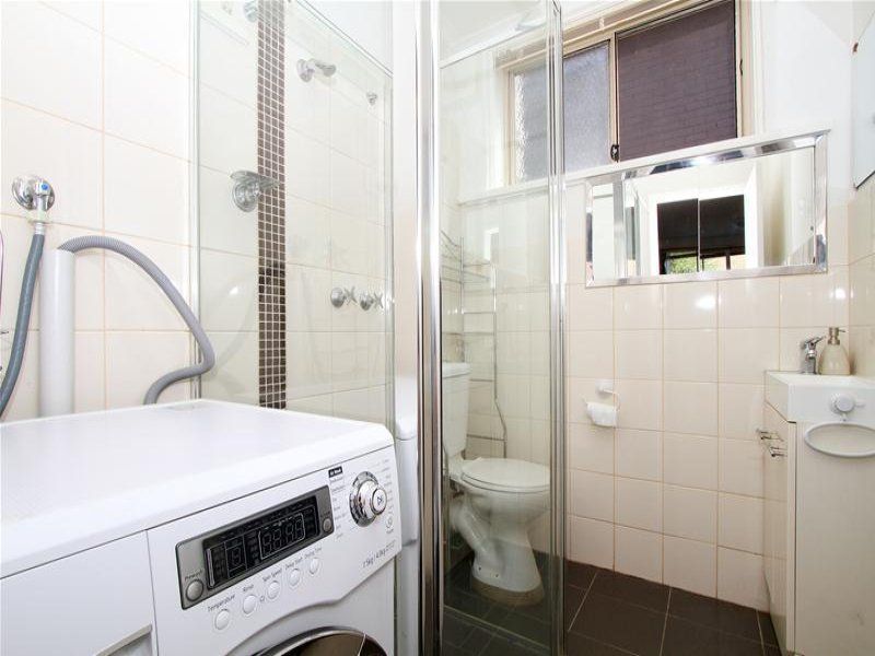 Beautiful One Bedroom Apartment with Courtyard!