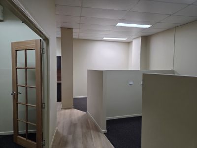 TIDY FITTED OFFICE WITH CAR PARKING!