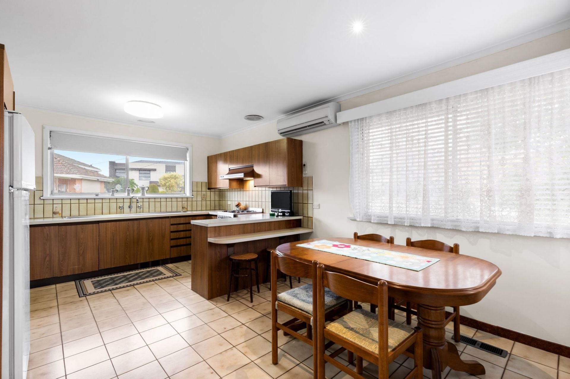 A Family Favorite ….. with 2 Garages !