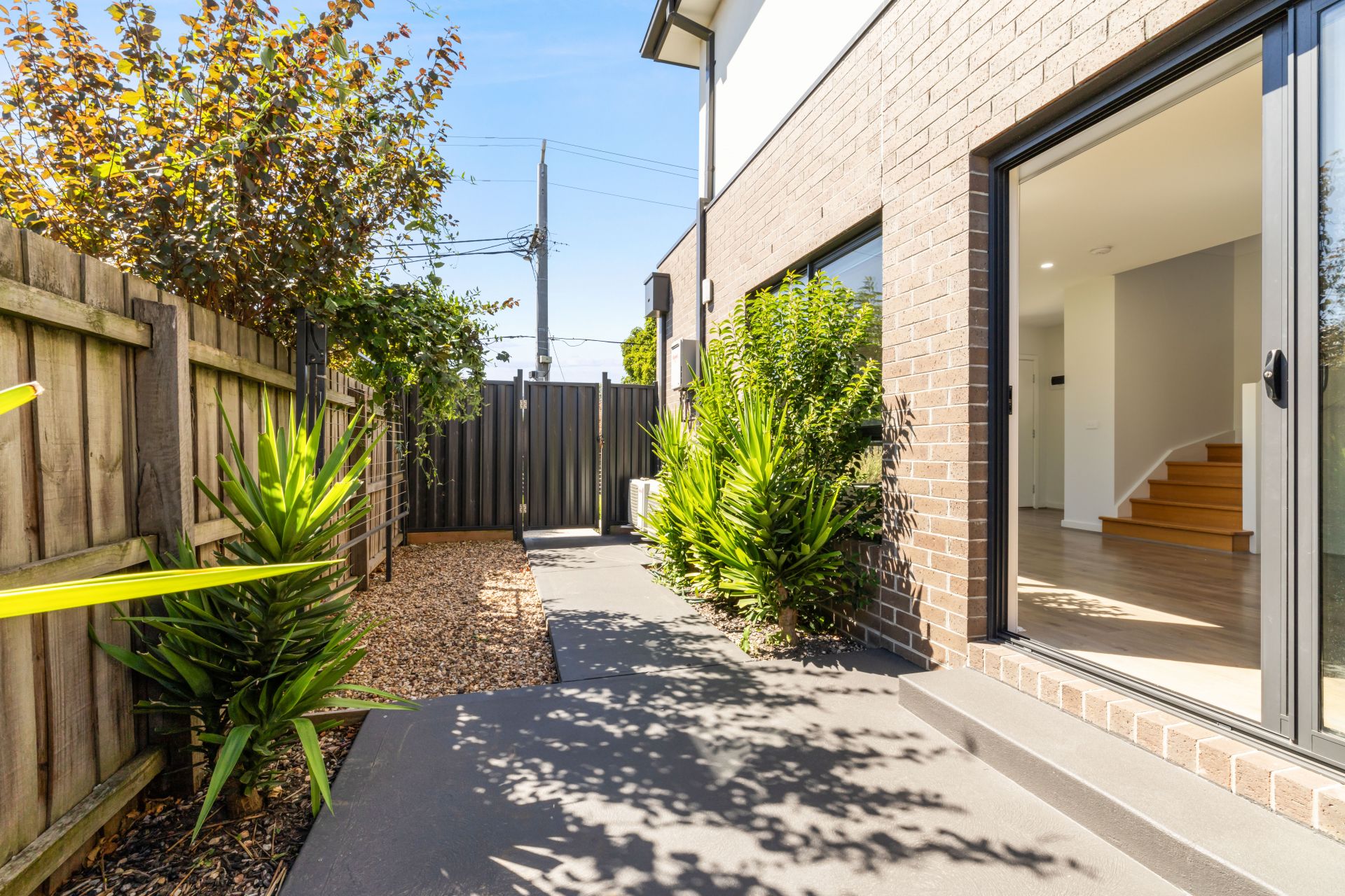 Stylish 2-Bedroom Townhouse in the Heart of Reservoir!