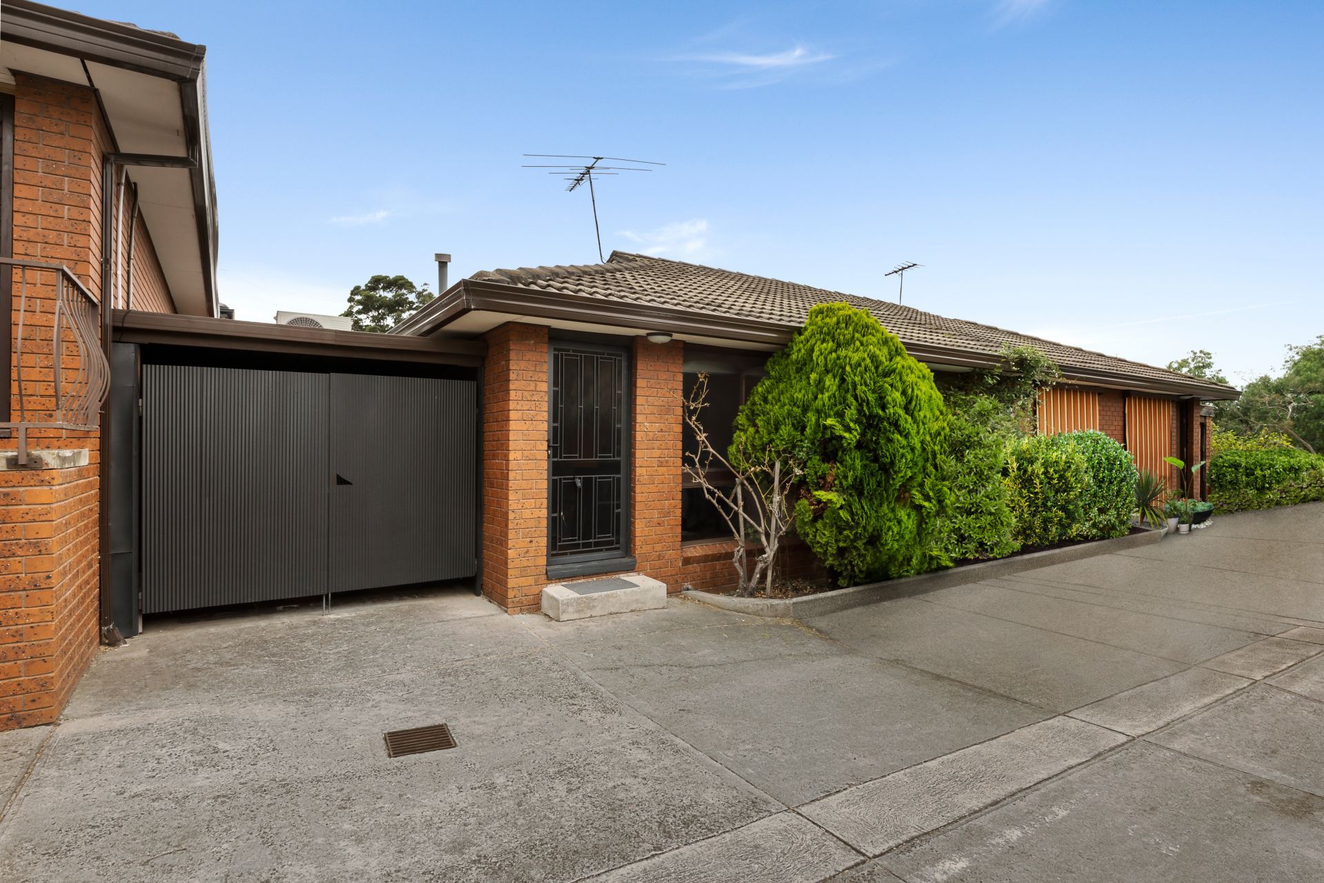 Stylish Living in Serene Location