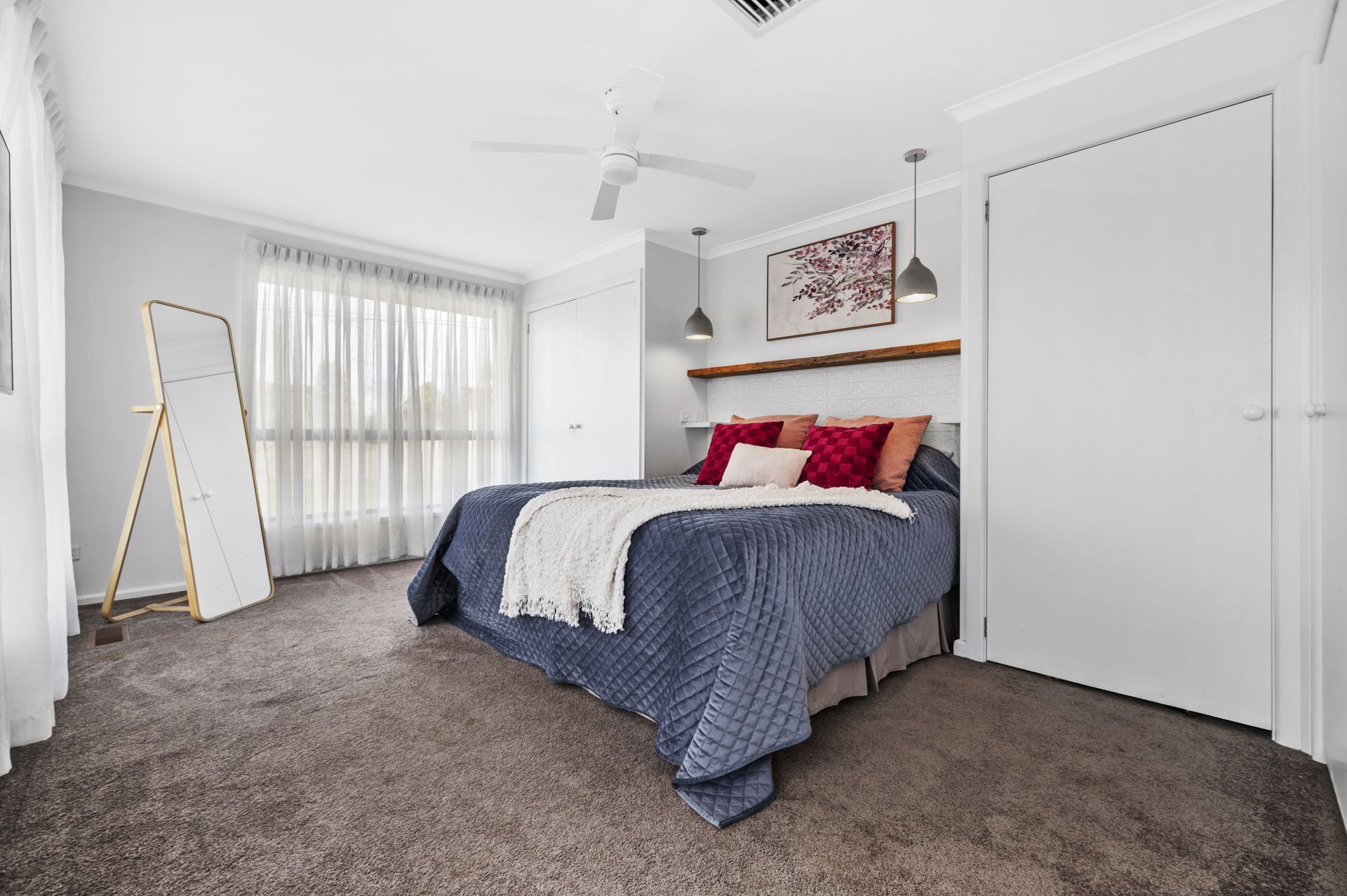 MODERN APPEAL - 5 BEDROOMS,  2 BATHROOMS