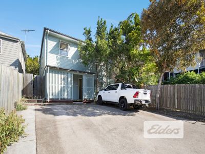 STYLISH WORKERS COTTAGE WITH 6 CARS!