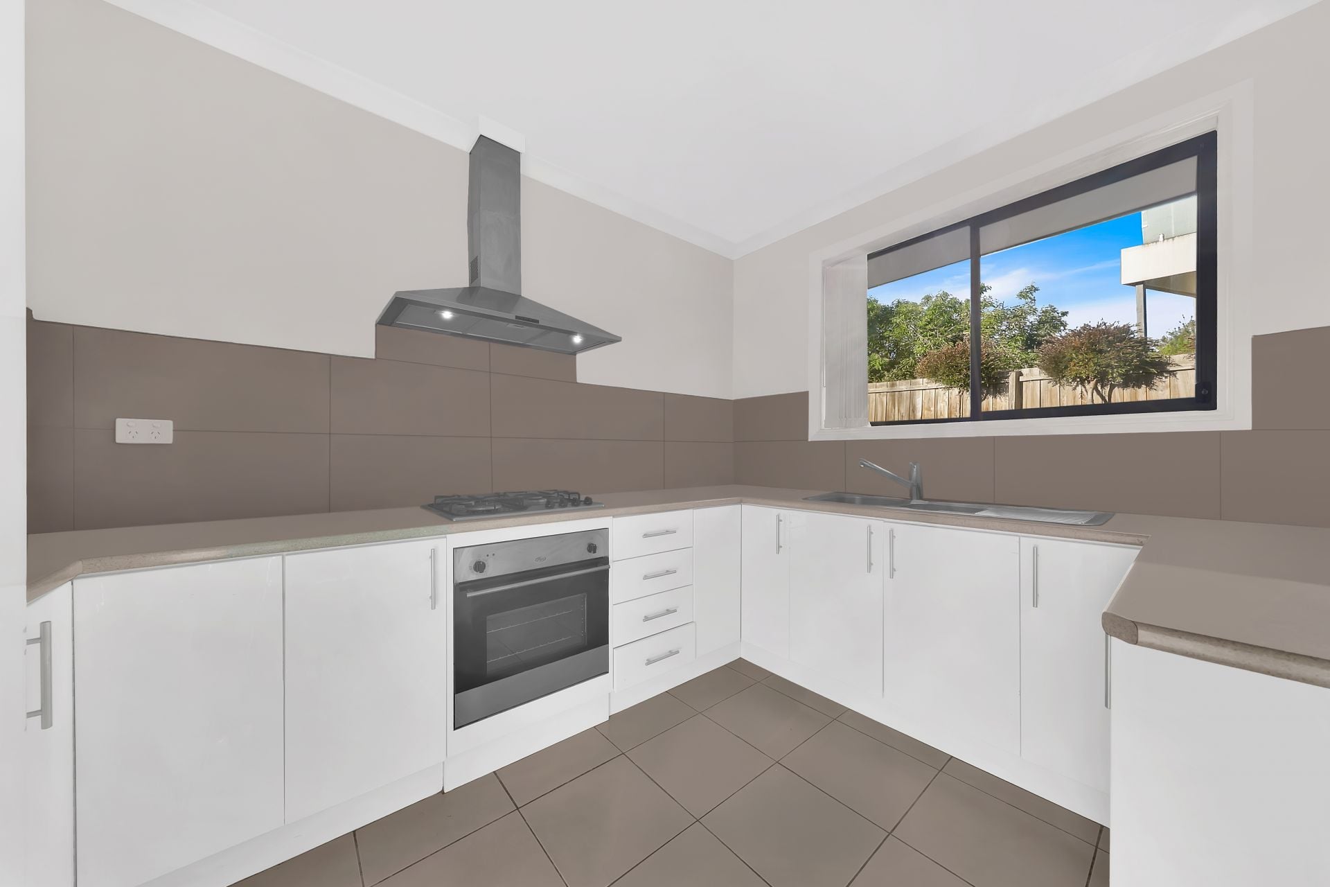 WALKING DISTANCE TO EPPING TRAIN STATION & PACIFIC EPPING!