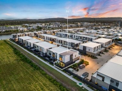 Effortless Luxury and Contemporary Design in Hope Island