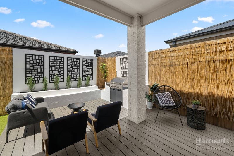 16 Dollarbird Drive, Deanside