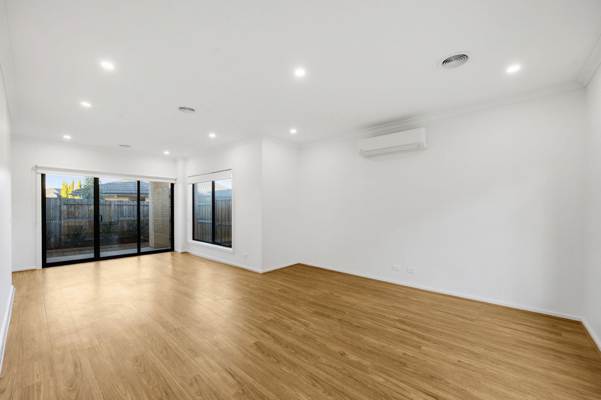 STYLISH 2 BEDDER WITH OPEN STUDY & 2 BATHROOMS
