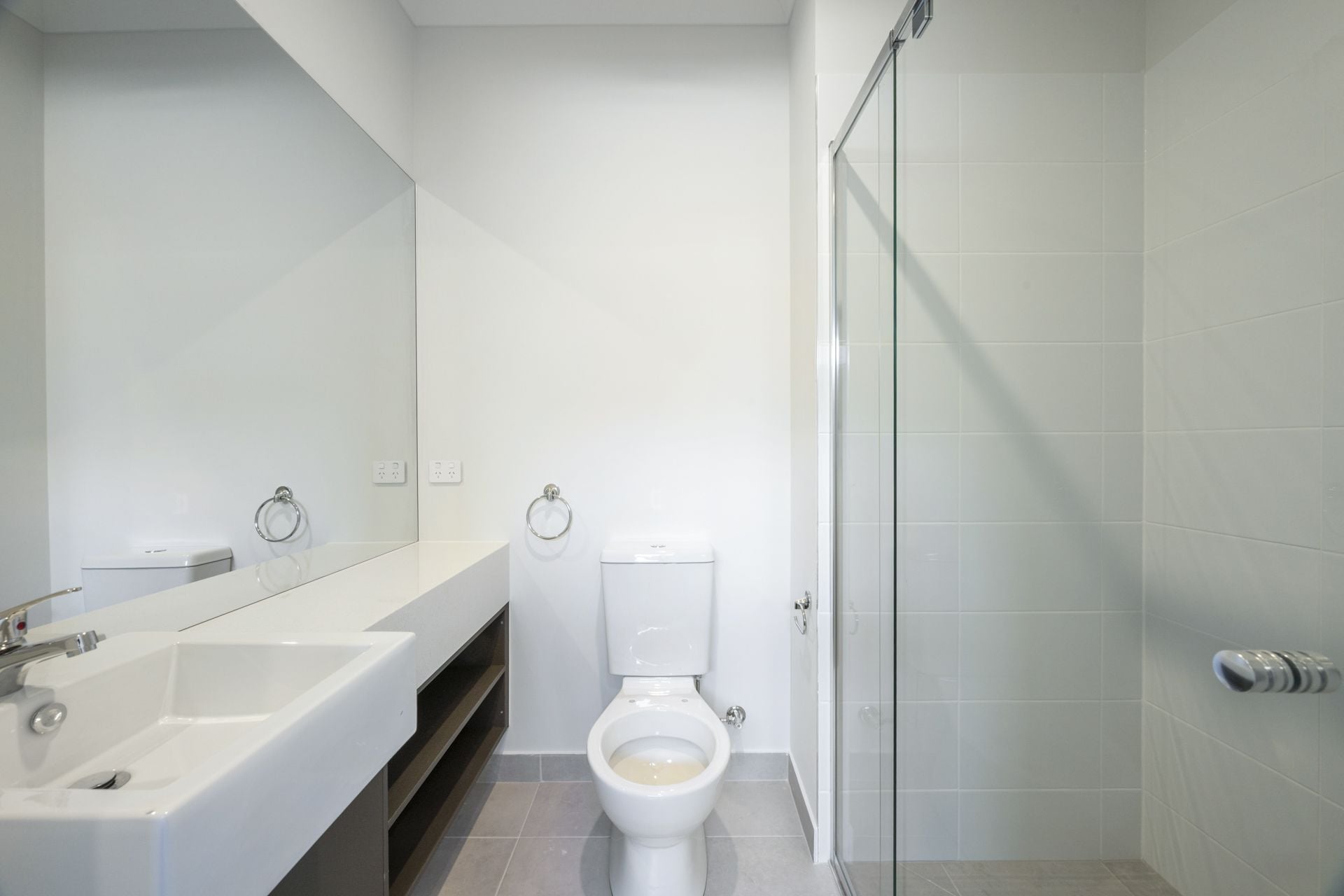 CONTEMPORARY COMFORT MEETS CONVENIENCE