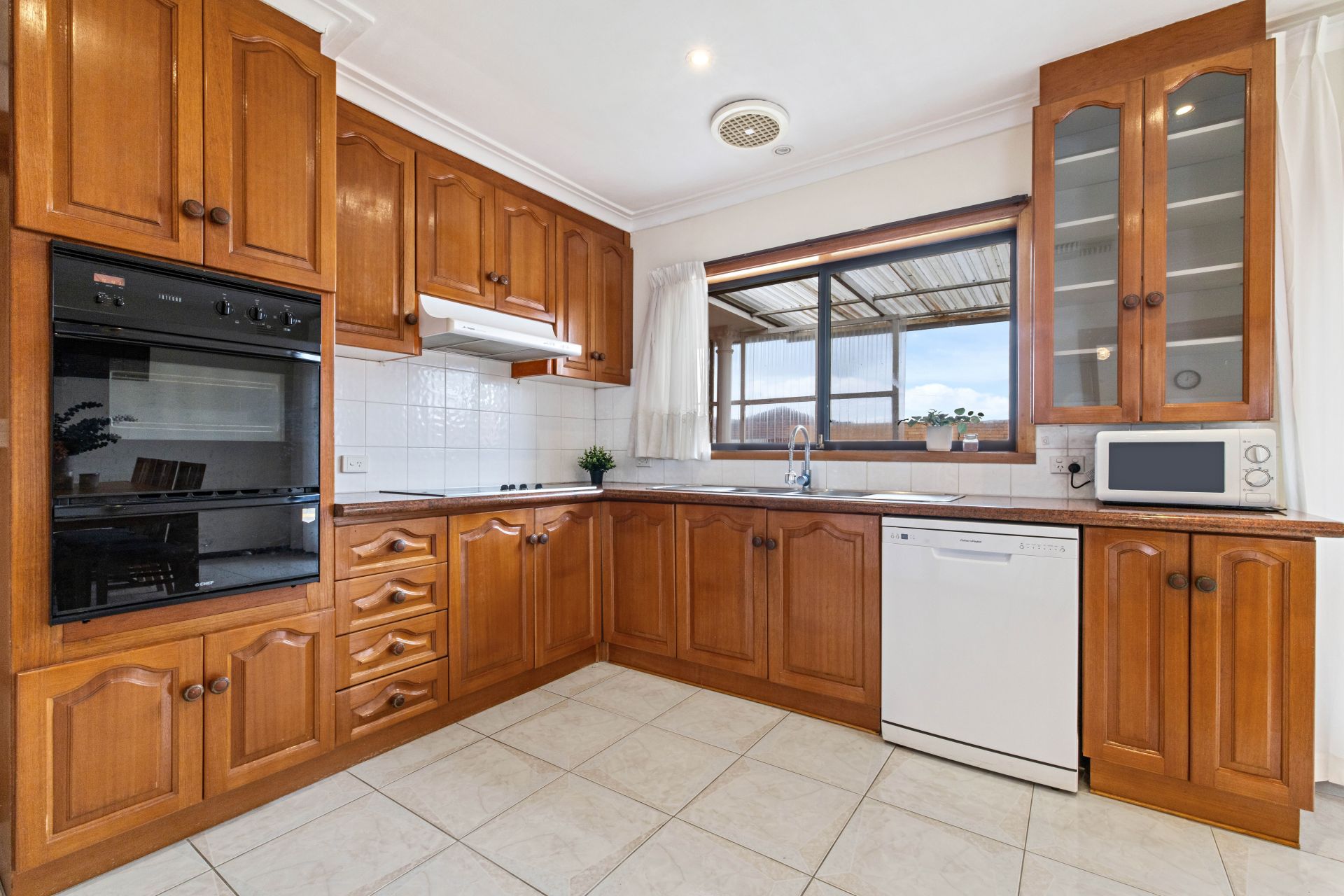 Charming Family Home with Outdoor Extras in Prime Thomastown Location!