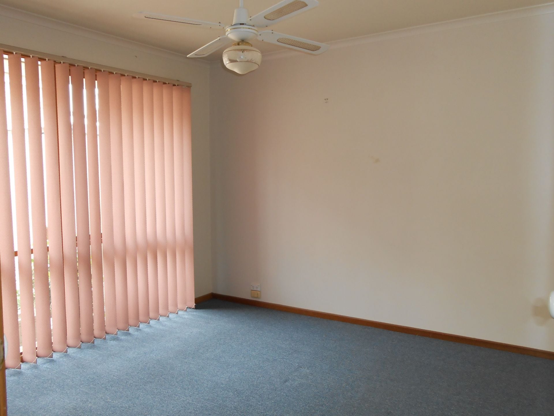 SHORT STROLL TO ALL AMENITIES