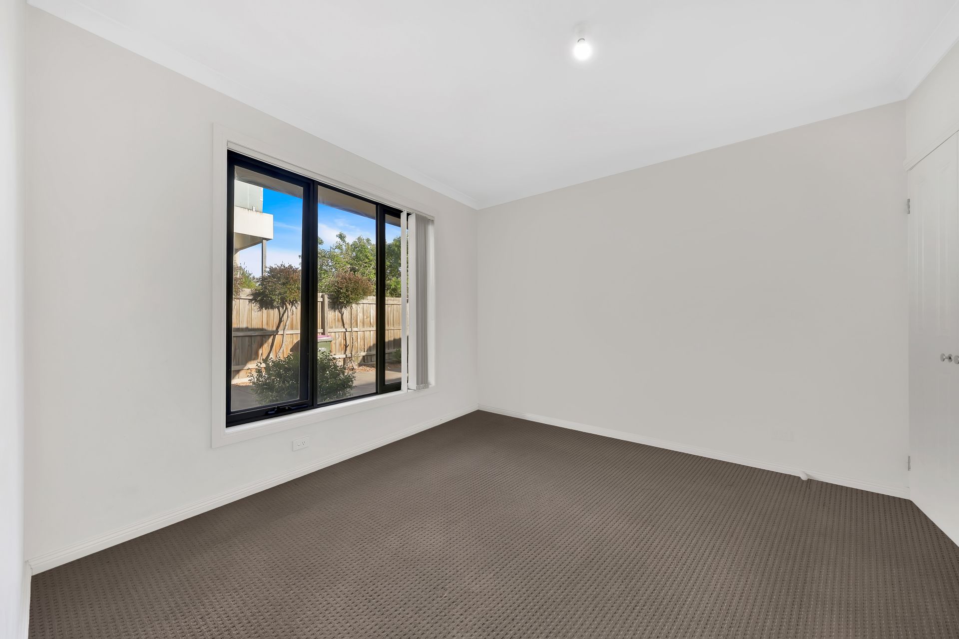 WALKING DISTANCE TO EPPING TRAIN STATION & PACIFIC EPPING!