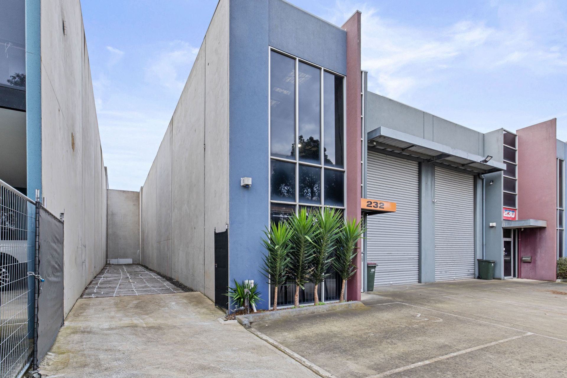 POSITION- POSITION 
WAREHOUSE + STORAGE YARD & NO GST.