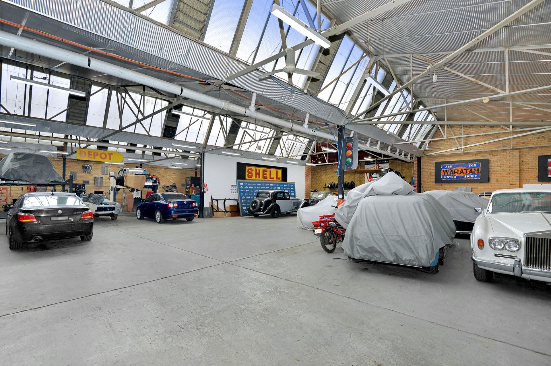 FOR LEASE | WAREHOUSE + OFFICES | 970 m² (approx.)