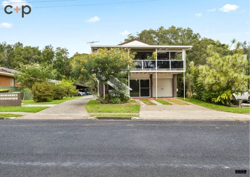 RENOVATED TOP FLOOR UNIT, CLOSE TO TOWN, OPPOSITE GOLF COURSE