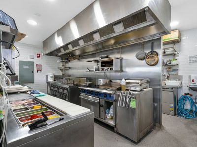 TAKEOUT/RESTAURANT OPPORTUNITY WITH MASSIVE EXPOSURE