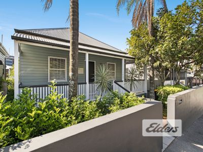 STYLISH WORKERS COTTAGE WITH 6 CARS!
