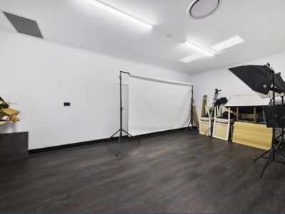 CENTRALLY LOCATED PLUG AND PLAY OFFICE!