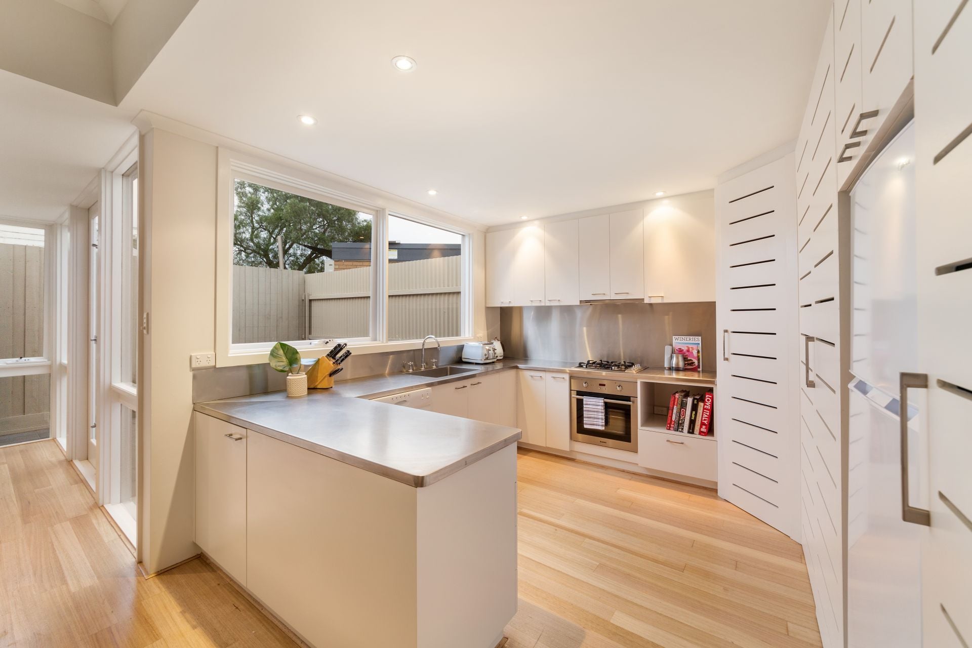39 Earl Street, Windsor, Windsor - Thumbnail 2