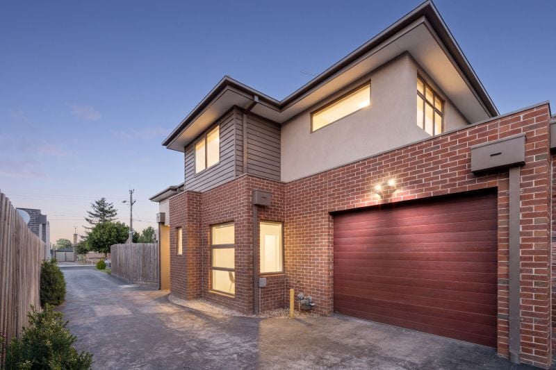 2/10 Dickens Street, Lalor